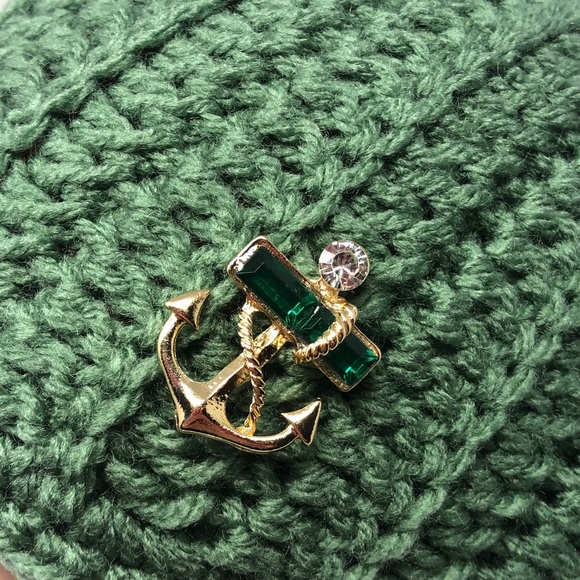 Winter beanie hat with anchor brooch green New hand crochet by me - Picture 4 of 6